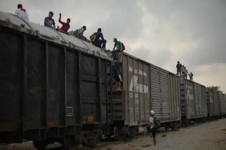 Unos 60 trenes de carga retenidos en México por presión de migrantes
