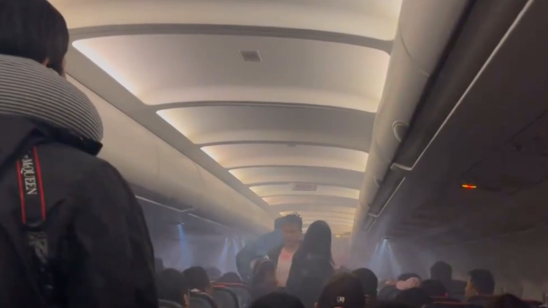 VÍDEO/ La cabina de un avión se llena de humo en pleno vuelo