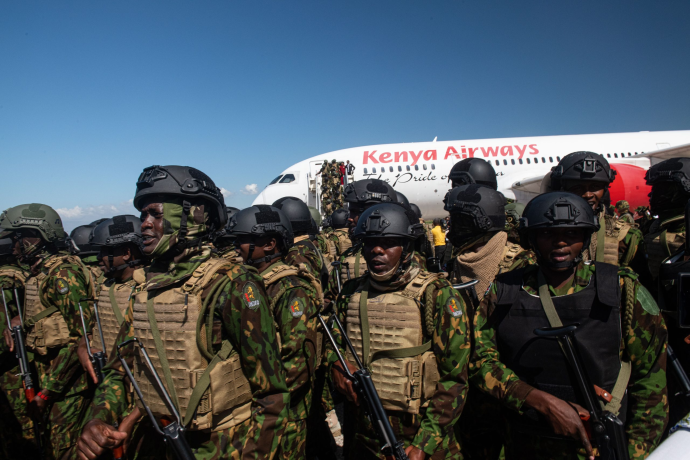 Llegan a Haití 300 policías kenianos para sumarse a enfrentar a las bandas criminales