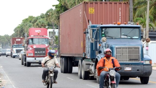 La Digesett intenta meter miedo a los poderosos camioneros que siguen circulando por el Malecón violando prohibición