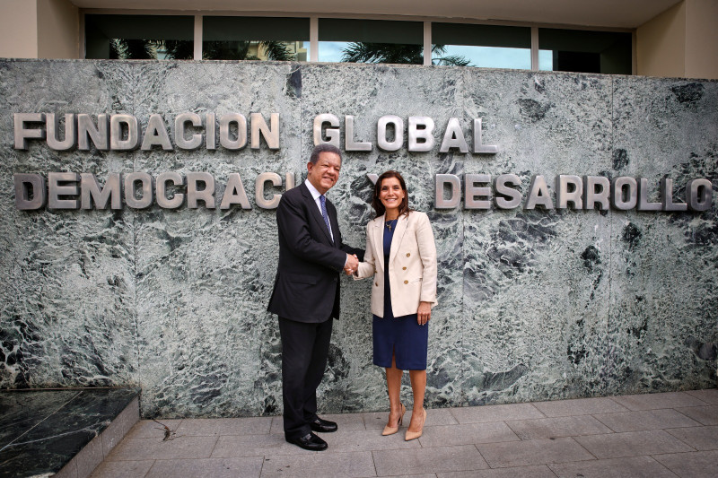 Embajadora de EEUU visita al expresidente Leonel Fernández