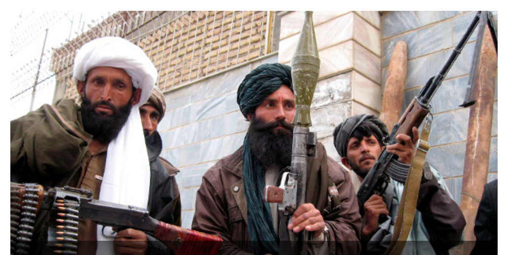 Pakistán realiza bombardeos de represalia contra un país vecino