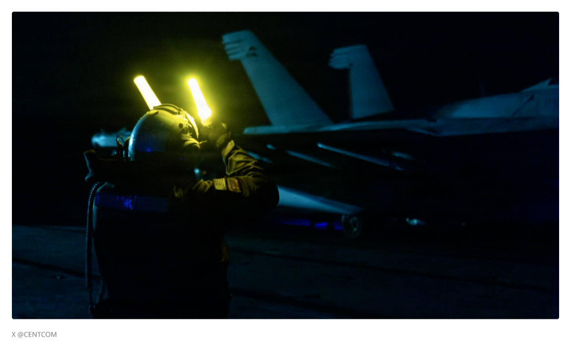 Cazas estadounidenses listos para despegar desde un portaviones en Oriente Medio