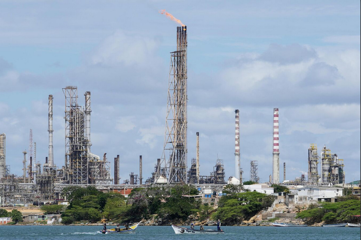 El precio del petróleo supera los 115 dólares por barril